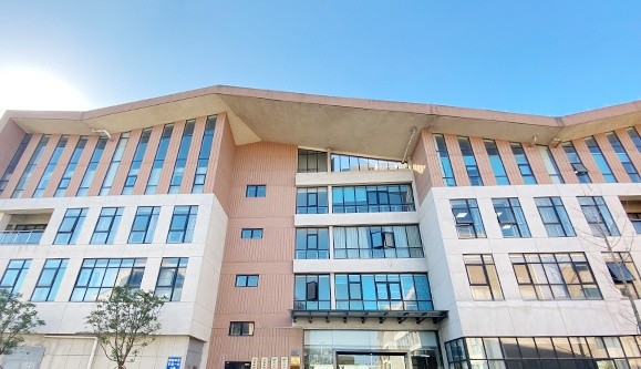 依托青蓮生豬產(chǎn)業(yè)研究院，積極與國(guó)內(nèi)外科研單位和高校開(kāi)展多種形式的合作研究。